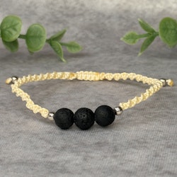 Makraméarmband med lavastenar