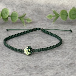 Mörkgrönt makraméarmband med grön/vit bling
