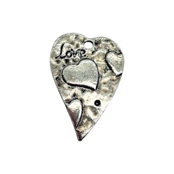 Antikt silverfärgad hjärtberlock med texten: "Love"