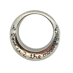 Antikt silverfärgad berlock med texten: "I love you to the moon and back"