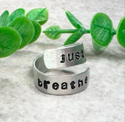 Just Breathe - Handstansad Aluminiumring
