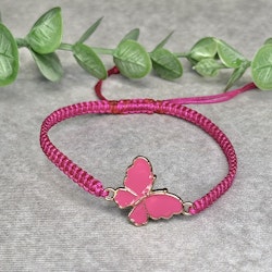 Somrigt armband med en rosa fjäril