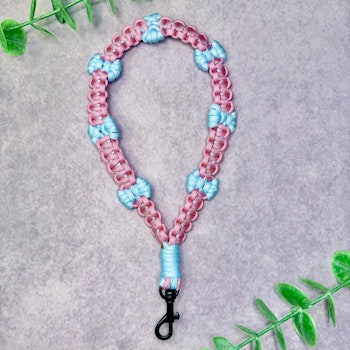 Nyckelband i paracord – Rosa med blå rosetter
