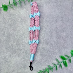 Nyckelband i paracord – Rosa med blå rosetter