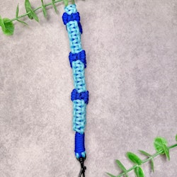 Nyckelband i paracord – Turkost med blå rosetter