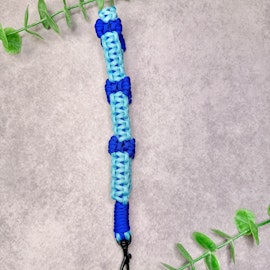 Nyckelband i paracord – Turkost med blå rosetter