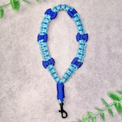 Nyckelband i paracord – Turkost med blå rosetter