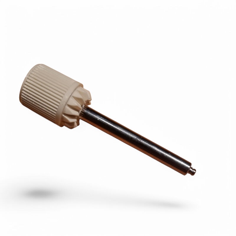 Card feeding knob assembly