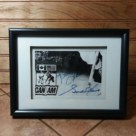 GORDIE HOWE & MARK HOWE AUTOGRAFER , INRAMAD MED COA