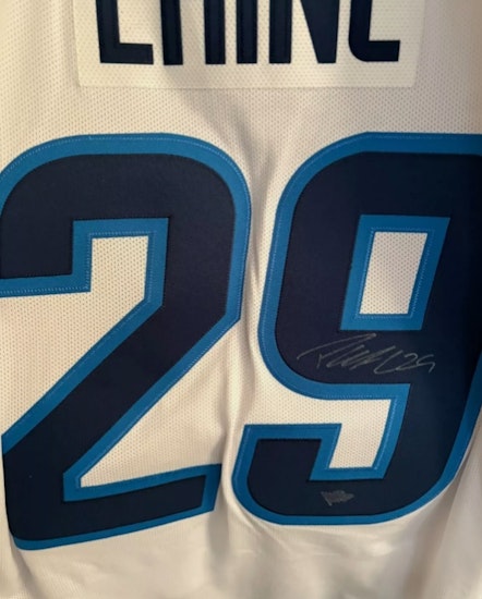 PATRIK LAINE - WINNIPEG JETS - SIGNERAD JERSEY MED BORTTAPPAT CERT