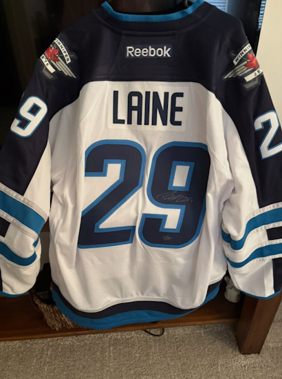 PATRIK LAINE - WINNIPEG JETS - SIGNERAD JERSEY MED BORTTAPPAT CERT