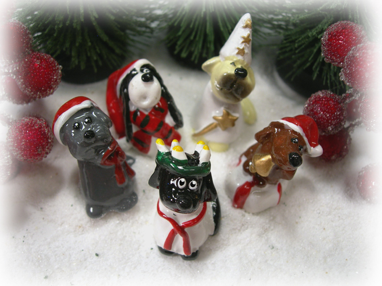 Fyra hundar med julutstyrsel som tittar uppåt.