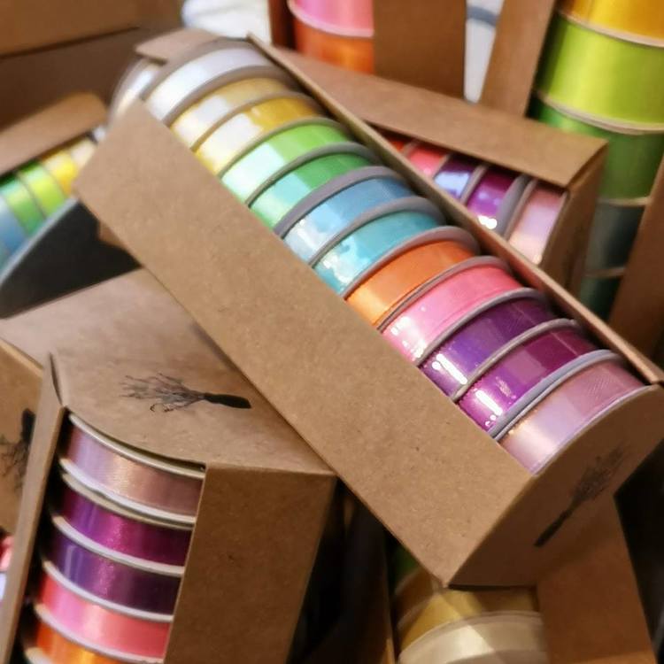 sidenband i box om 12 olika färger a`2 meter per färg.