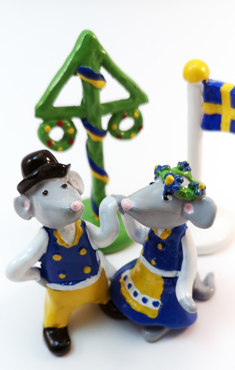 Dansande möss i Sverigedräkt