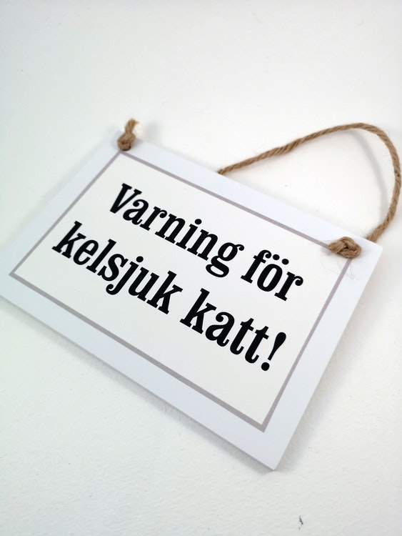 Skylt i trä till kattägaren