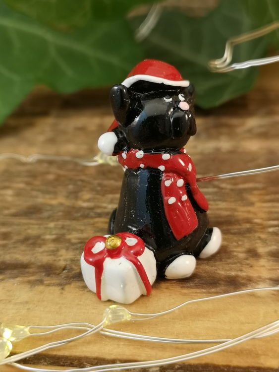 svart katt med julklapp i svensk design