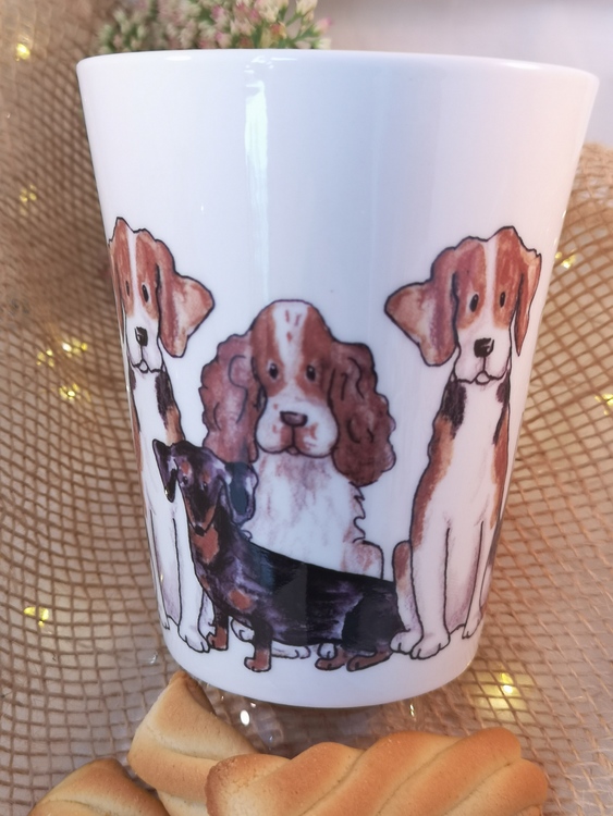 Motiv med hundar på mugg. På bilden syns cocker spaniel, tax och beagle.