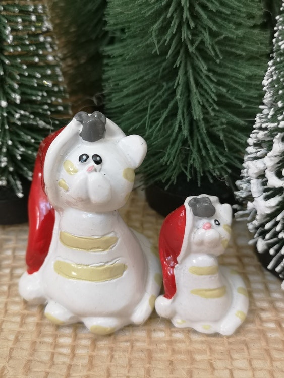 Julfigurer föreställande två vita katter i tomteluva.