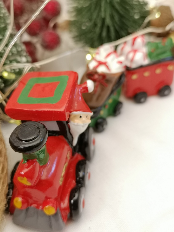 julfigur i form av ett tåg i svensk design