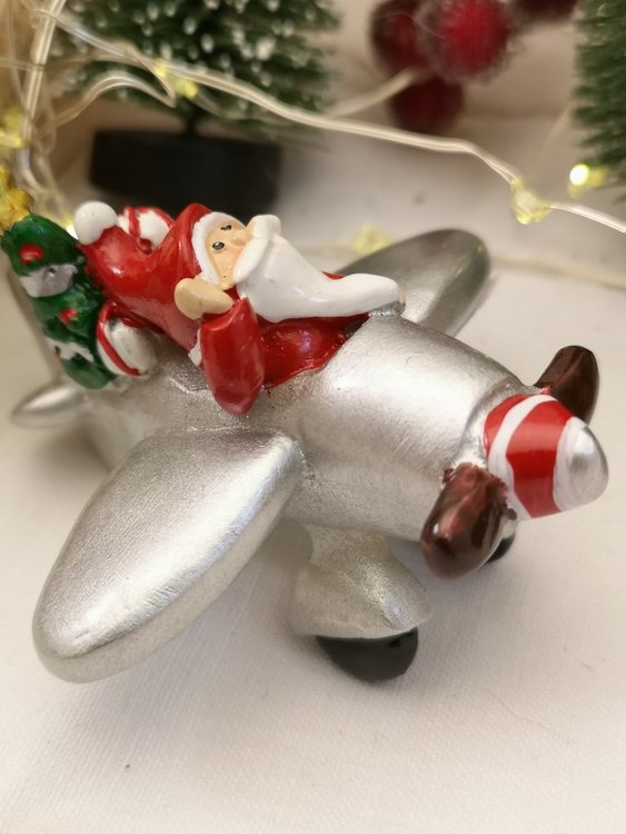 jultomten i sitt silvriga flygplan