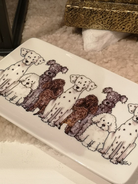 assiett i porslin med hundar i vitt ,brunt och grått