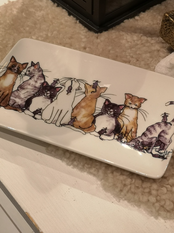 Porslinsassiett med katter i olika färger samt möss.