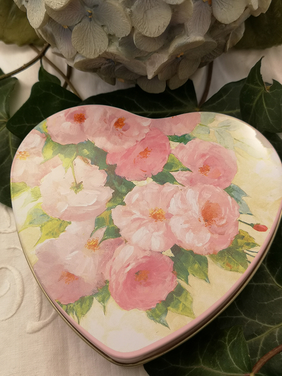 Hjärtformad plåtburk, rosa rosor
