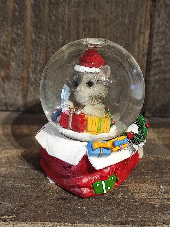 Snöglob med katt, julklapp Cinnober design Presentartiklar i svensk