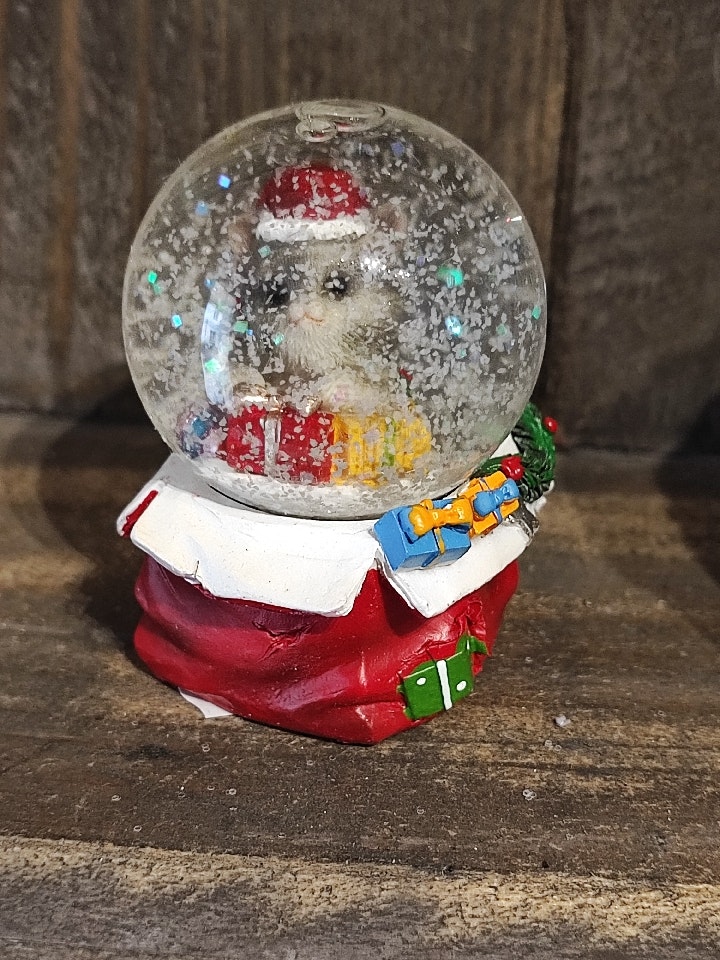 Snöglob med katt, julklapp Cinnober design Presentartiklar i svensk