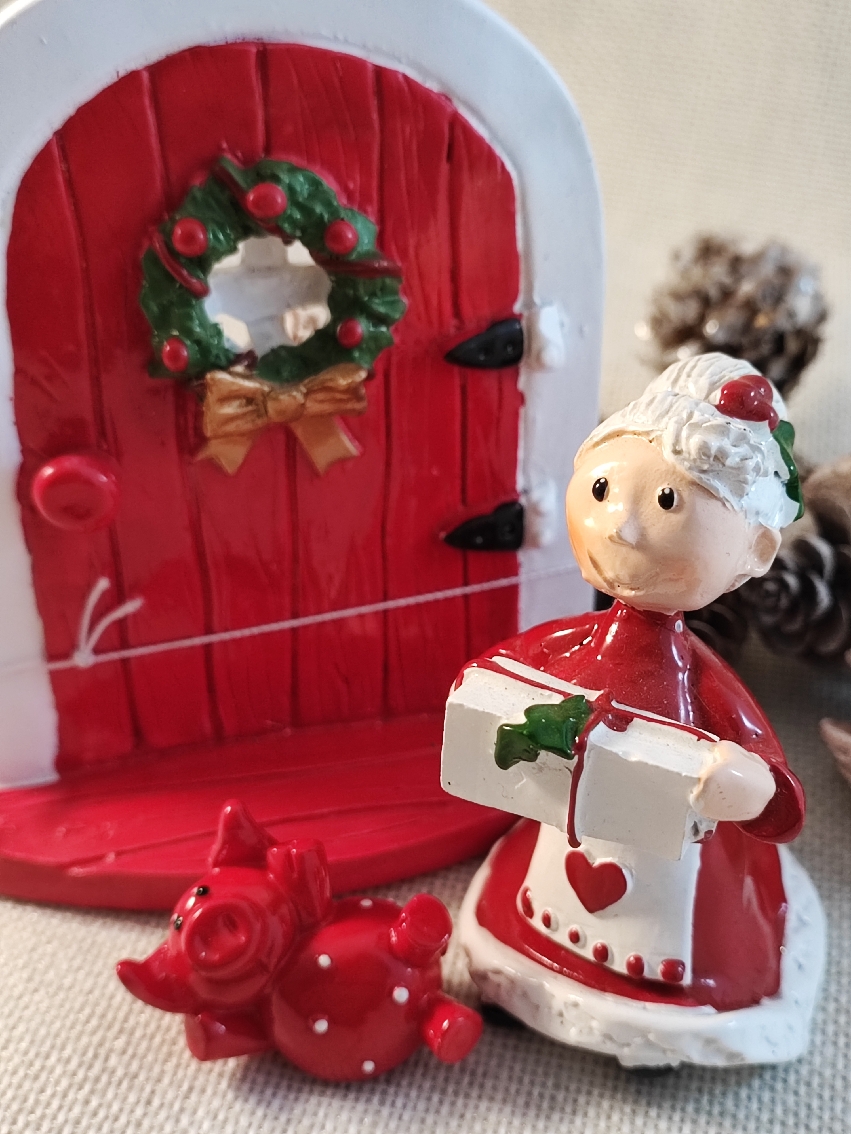 Julpaket nr 2, Dörr med tomtemor och julegris