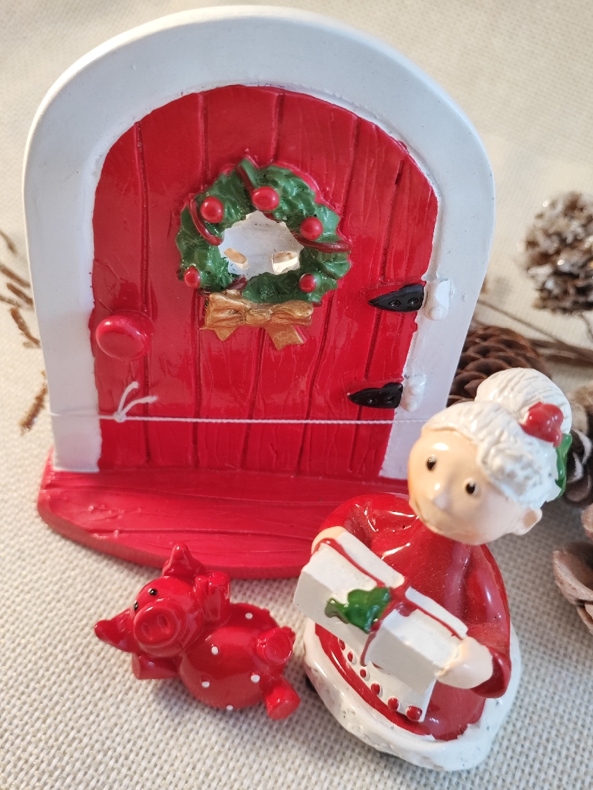 Julpaket nr 2, Dörr med tomtemor och julegris