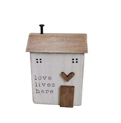 Litet hus i trä med text "Love..."