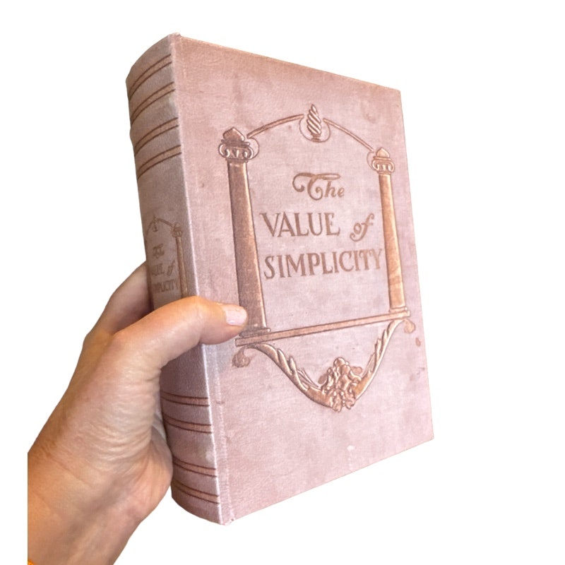 Stor boklåda med texten "The value of simplicity"