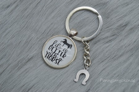Nyckelring "Better with a horse"
