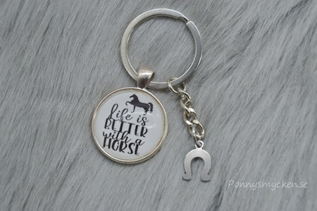 Nyckelring "Better with a horse"