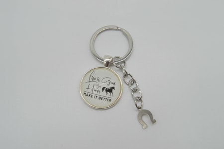 Nyckelring "Horses makes it better"