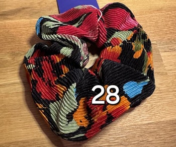 Fargerik i kreppsateng nr 28