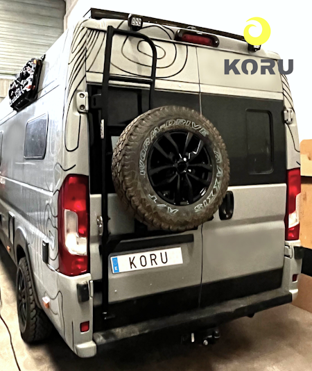 Justerbar reservhjulshållare med stege 180º gångjärn (Koru Solutions)