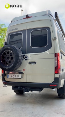 Justerbart reservhjulshållare utan stege. 180º gångjärn (Koru Solutions)