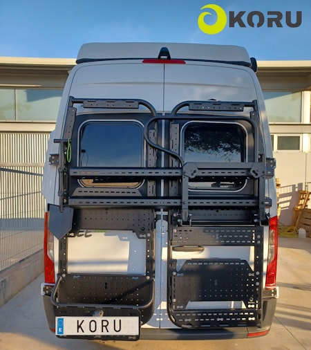 Heavy Duty tippbar hållare för tre cyklar (Koru Solutions)