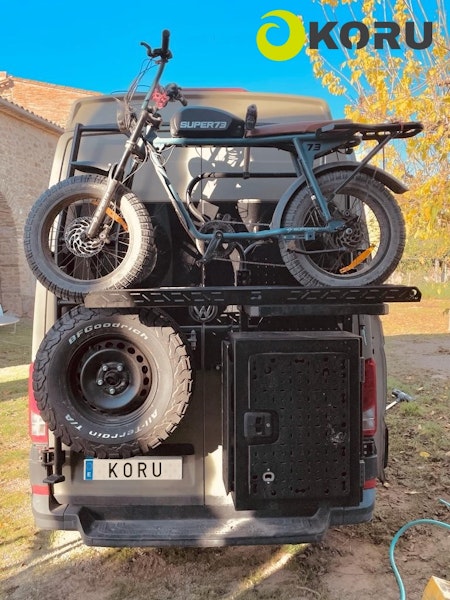 Heavy Duty tippbar hållare för tre cyklar (Koru Solutions)