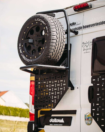 Reservhjulshållare vänster bakdörr (Delta 4x4)