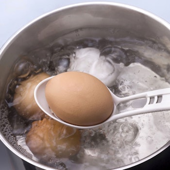 Eggdeluxe Äggredskap med pickare och ägg separering i ett. Vit