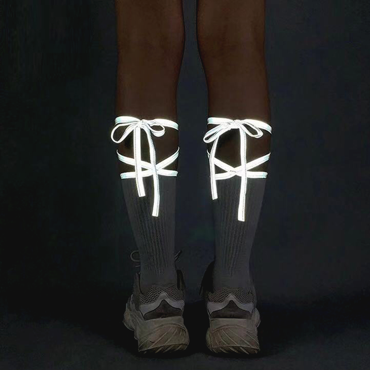 Strümpfe mit reflektierenden Schnüren (Schwarz)