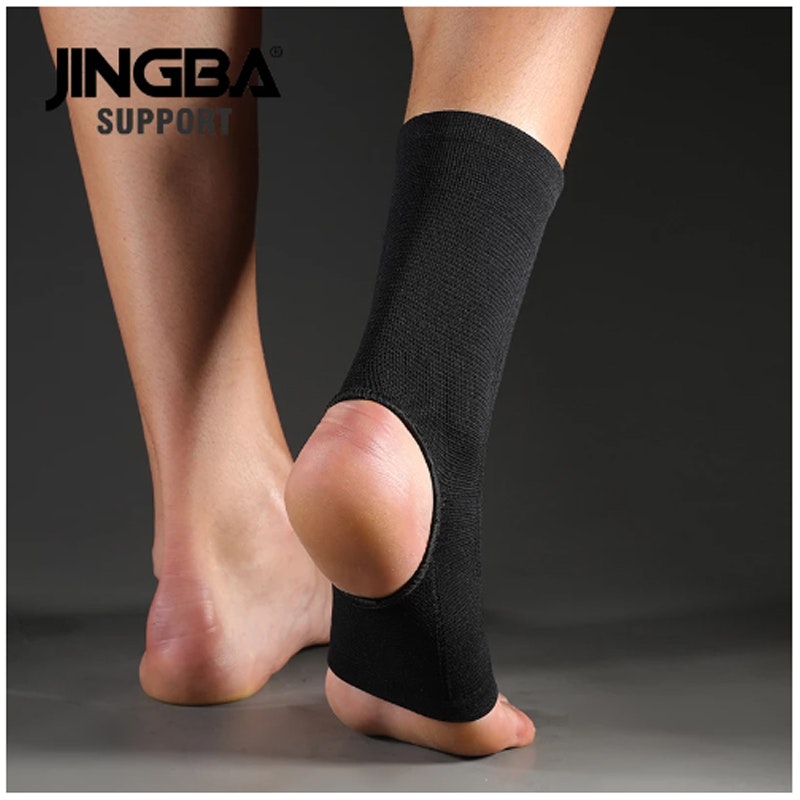 Sportliche Sprunggelenkbandage