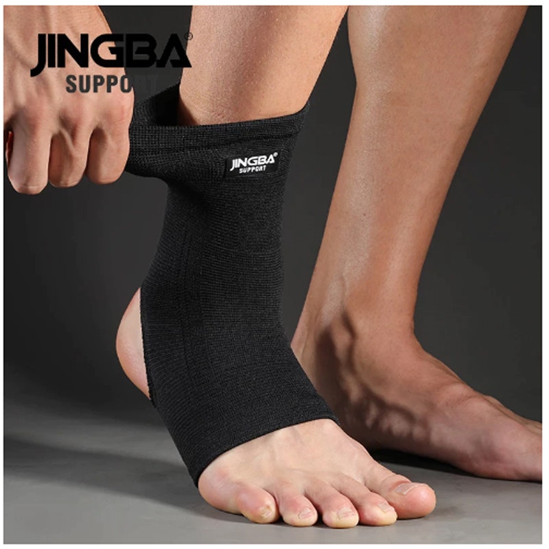 Sportliche Sprunggelenkbandage