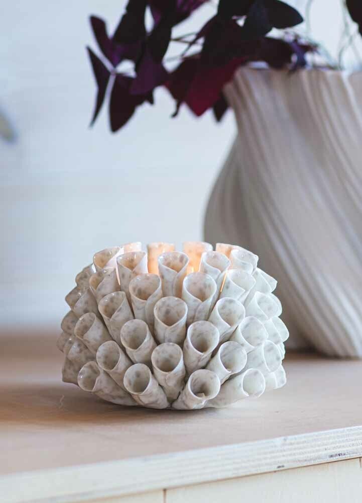 Ljuslykta Shelly creme 12x12x7 cm Mogihome