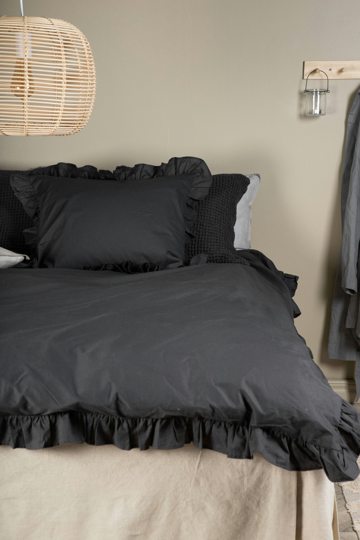 Levi bäddset antracit med volanger Venture Design