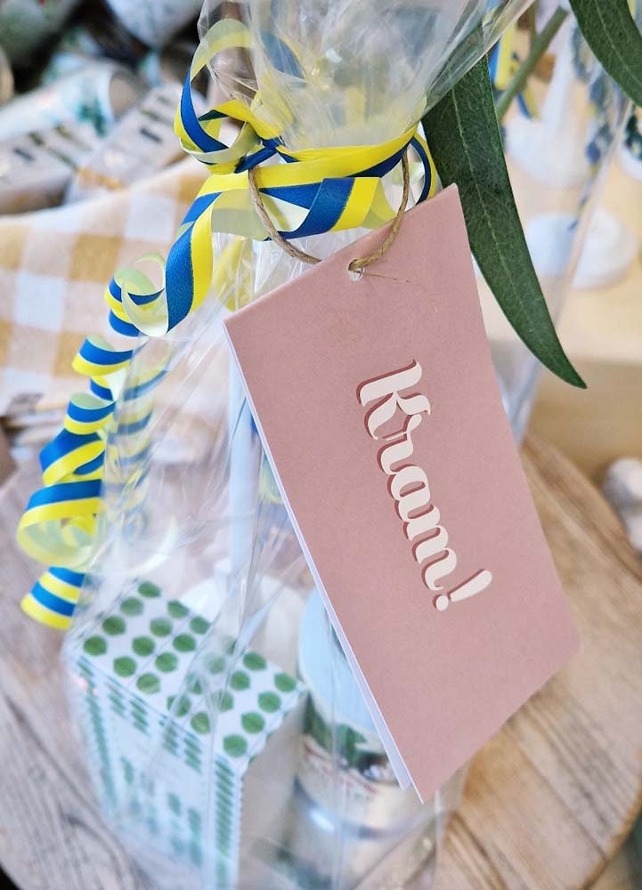 Presentpaket Sverigeflagga, Soda Rhubarb & Berså punschpraliner