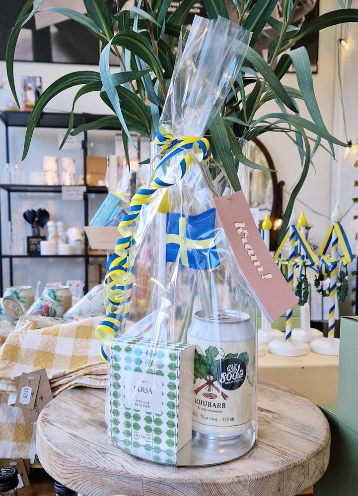 Presentpaket Sverigeflagga, Soda Rhubarb & Berså punschpraliner